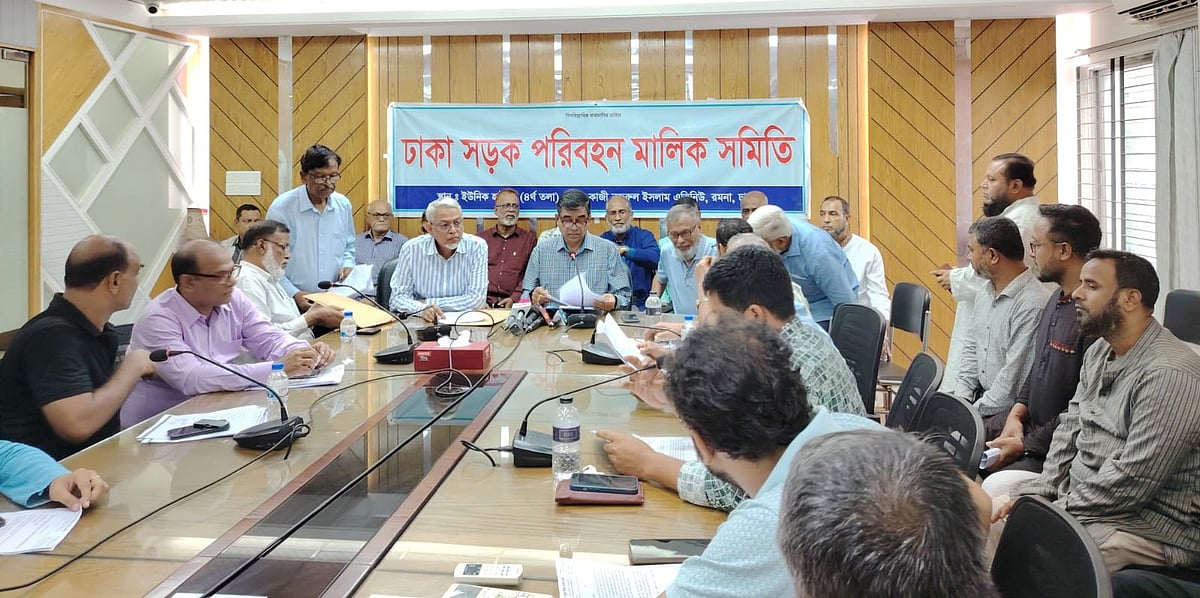 ঢাকা সড়ক পরিবহন মালিক সমিতির কার্যালয়ে সংবাদ সম্মেলন করেন সমিতির নেতারা। ইস্কাটন, ঢাকা, ২৪ আগস্ট